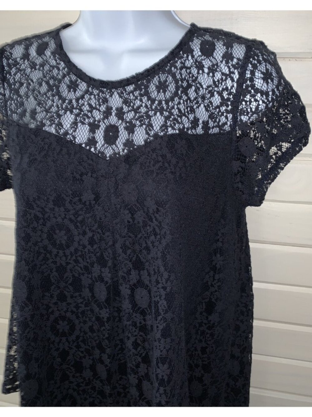 NWT Monteau Los Angeles Sz SMALL Navy Blue Lace Overlay Blouse Keyhole Back